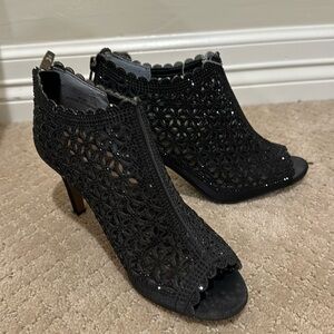 I am selling it cuz I don’t wear them anymore